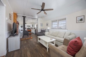 TV, DVD player, books, video library - 7901 - Carolina Morning in Hatteras, Pet-Friendly 2BR Hatteras Cottage Near Seashore (Hatteras)