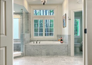 Dusche, Whirlpool, Haartrockner, Handtücher