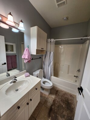 Douche, serviettes fournies, papier toilette