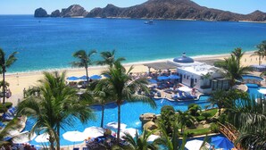 Un complexe hôtelier doté d’une piscine, d’une plage et offrant une vue sur l ’océan.