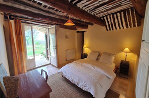 5 bedrooms, desk, iron/ironing board, travel crib