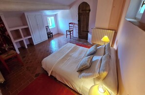 5 Schlafzimmer, Schreibtisch, Bügeleisen/Bügelbrett, Reisekinderbett