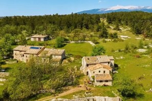 A rural village with traditional stone houses, a clear sky, and a mountain range in the background. - Farmhouse in the heart of nature, panoramic view, absolute peace and quiet. (Sault)