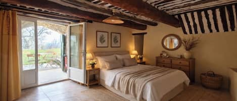 5 makuuhuonetta, työpöytä, silitysrauta/-lauta, vauvan matkasänky