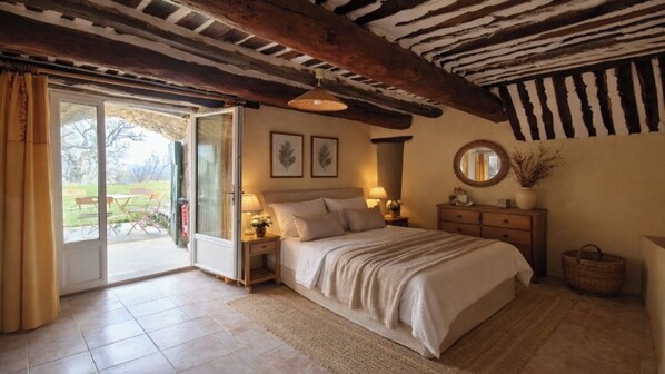 5 bedrooms, desk, iron/ironing board, travel cot