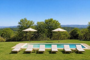 Una piscina al aire libre, una piscina climatizada