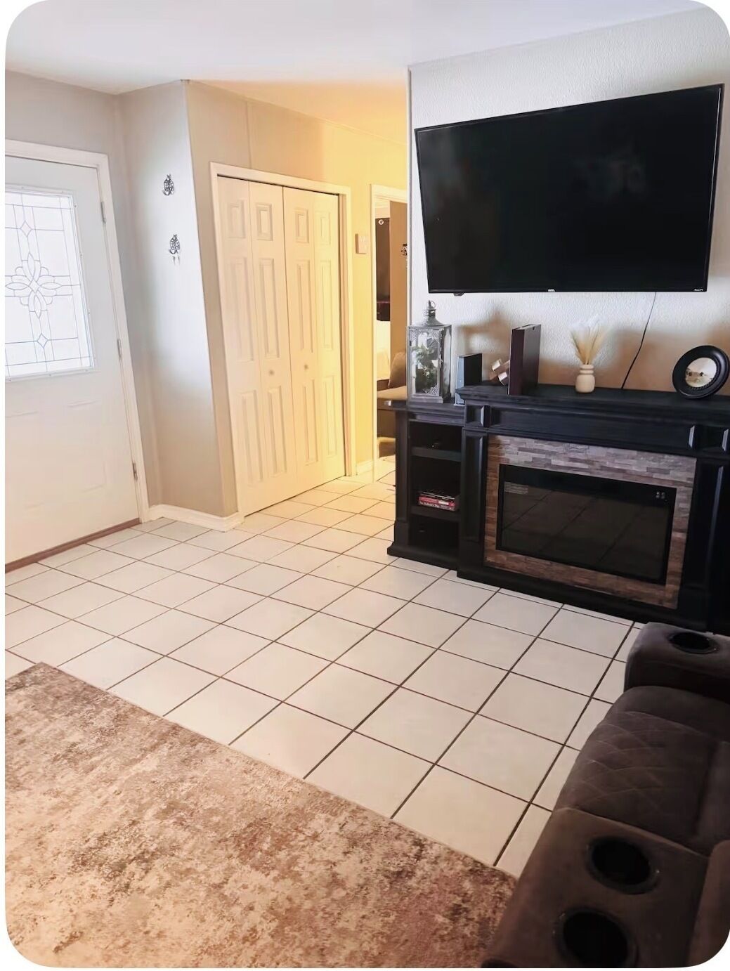 Smart TV, fireplace