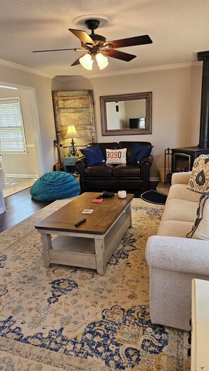 Smart TV - Masters 3BR/2BA home in Augusta, GA 2-Miles from Augusta National with Hot-Tub (Augusta)