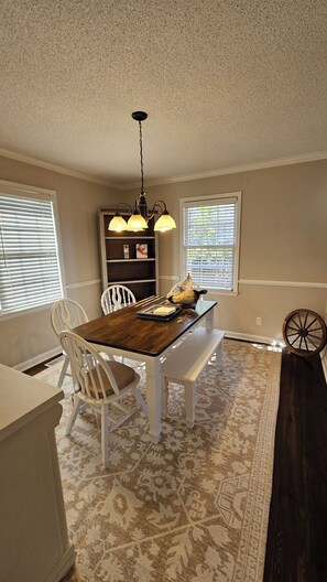 Dining - Masters 3BR/2BA home in Augusta, GA 2-Miles from Augusta National with Hot-Tub (Augusta)