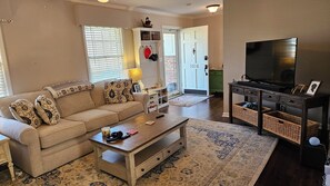 Smart TV - Masters 3BR/2BA home in Augusta, GA 2-Miles from Augusta National with Hot-Tub (Augusta)