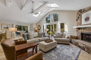 Smart TV, fireplace, books - Forest Beach Home Heated Pool Near Beach Sleeps 15 Pet Friendly Large Yard (Hilton Head Island)