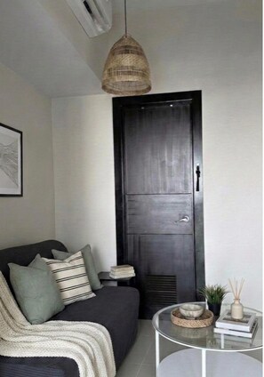 Living area - Modern Uptown Parksuites - BGC (Taguig)