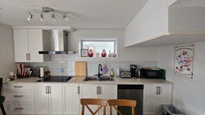 Frigorifero, microonde, piano cottura, lavastoviglie