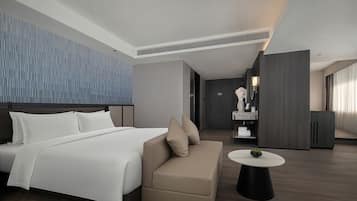 Phòng Suite dành cho gia đình, quang cảnh thành phố | Bàn, khu vực làm việc phù hợp cho laptop, màn/rèm cản sáng