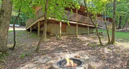The Hawthorn on Table Rock Lake; 2 Bed/2Bath Log Cabin, Pool, Hot Tub & Dock