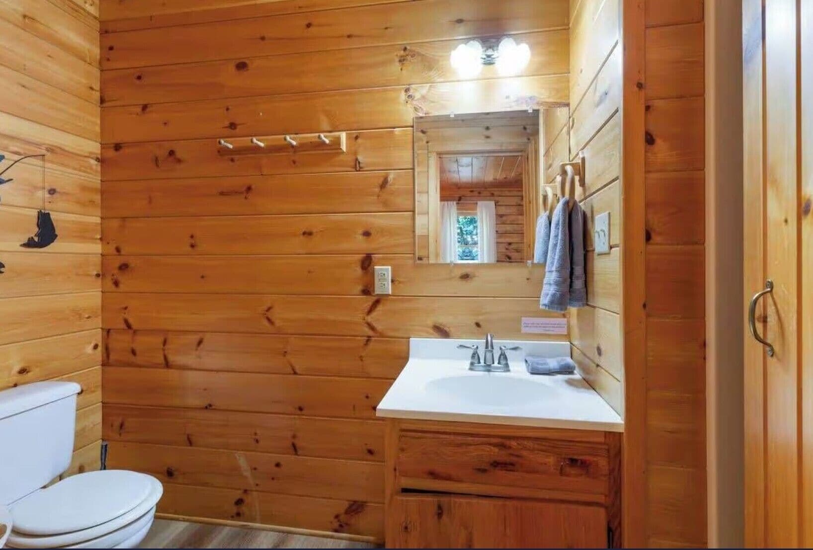 ヘアドライヤー、タオル、石鹸、トイレットペーパー