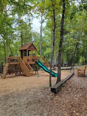Children’s area - The Hawthorn on Table Rock Lake; 2 Bed/2Bath Log Cabin, Pool, Hot Tub & Dock (Shell Knob)