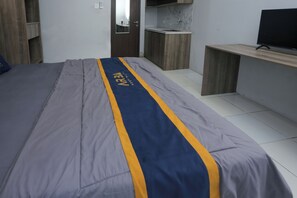 Kamar Double Standar | Meja kerja dan seprai linen