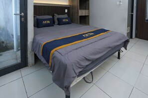 Phòng đôi Tiêu chuẩn | Bàn, bộ trải giường 