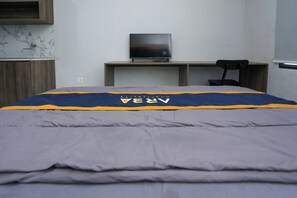 Phòng đôi Tiêu chuẩn | Bàn, bộ trải giường 