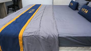 Standard Double Room | Desk, bed sheets