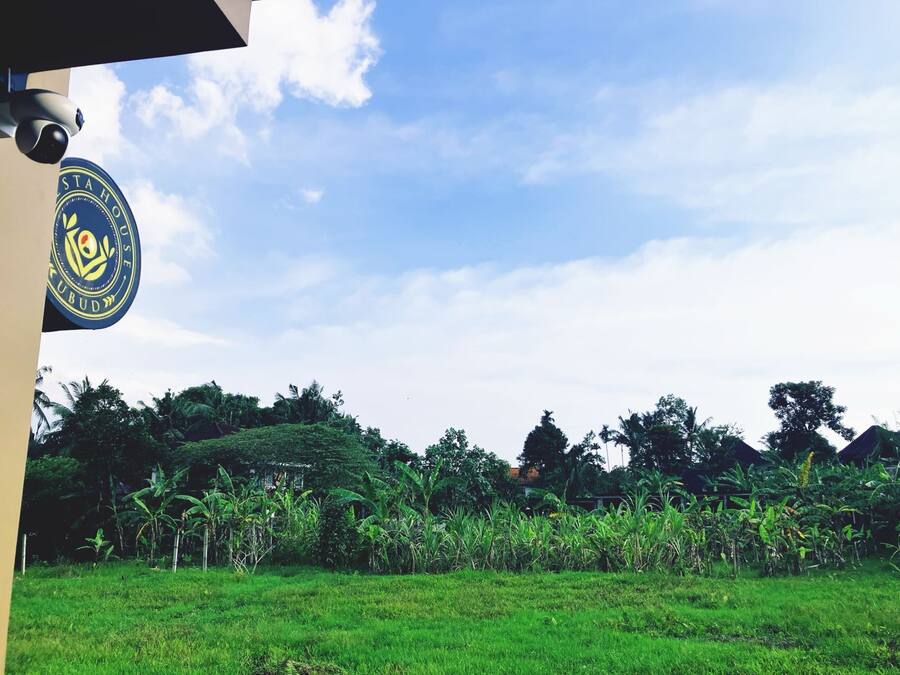 Un campo verde exuberante con cielo despejado y un logotipo en un edificio.