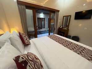 Superior Double Room, Balcony, Pool View - Desta House Ubud (Ubud)