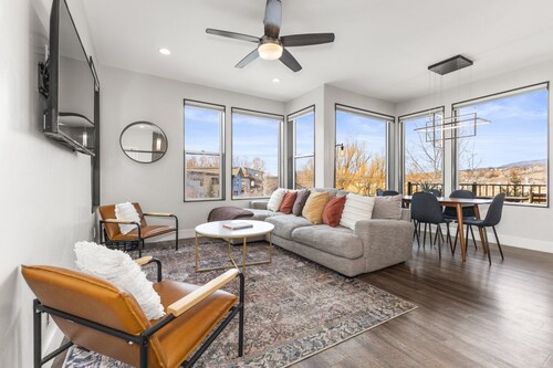 Gilpin Street Chalet - Location + Spaciousness, Ideal for Couples or Families