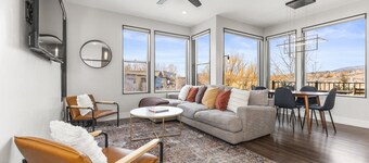 Gilpin Street Chalet - Location + Spaciousness, Ideal for Couples or Families