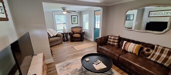 2-bedroom cottage in beautiful Salem with mountain views.