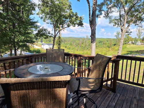 2-bedroom cottage in beautiful Salem with mountain views.