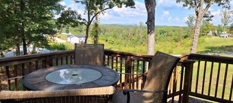 2-bedroom cottage in beautiful Salem with mountain views.