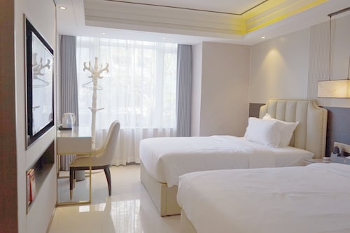 Golden Valley One Hotel Sports Center 