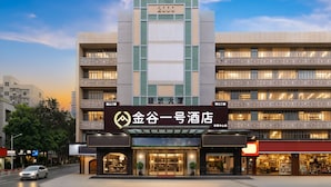 Un hotel con una facciata moderna, un cartello ben visibile con il numero '2000' e un elemento architettonico cinese tradizionale.