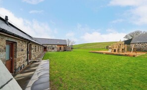 A stone building with a stone pathway leading to a grassy courtyard. - The Steading Family Friendly Getaway (Peterhead)
