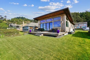 Terrace/patio - Pacific Paradise - Arch Cape Beachfront! (Arch Cape)