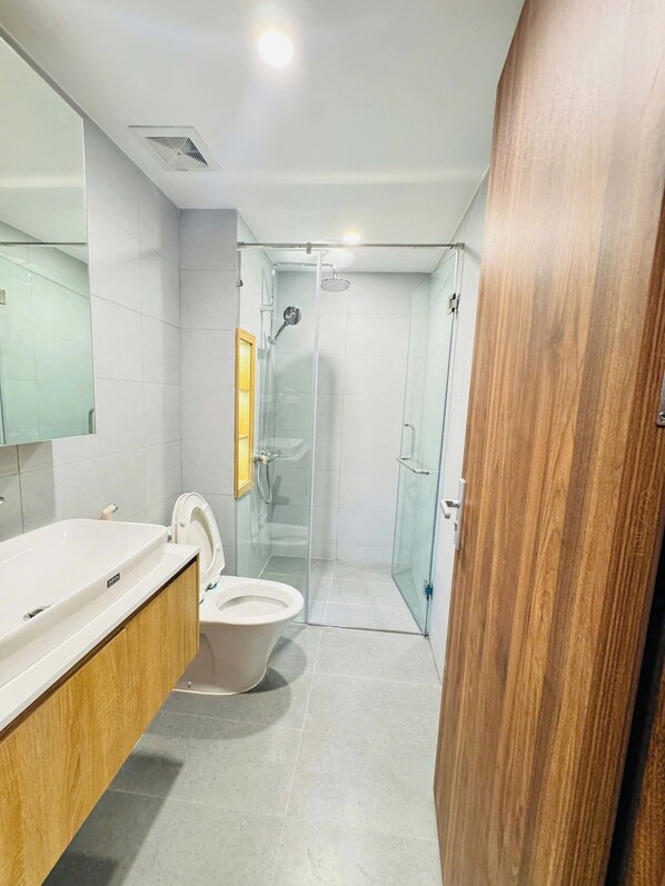 Studio | Bathroom | Shower, free toiletries, hair dryer, towels - Hanoi House (Hanoi)