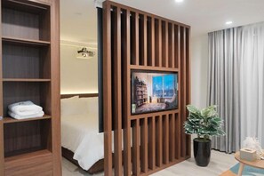 Deluxe Studio | Desk, free WiFi, bed sheets - Hanoi House (Hanoi)