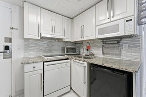 Private kitchen - New Listing! Lovely Studio for 3 close to everything (Orlando)