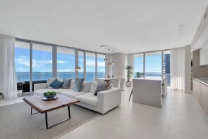 TV, offices - Prime Oceanfront 3BR Mansion in the Sky (Hollywood)