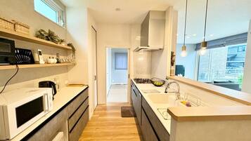 Fridge, microwave, stovetop, dishwasher