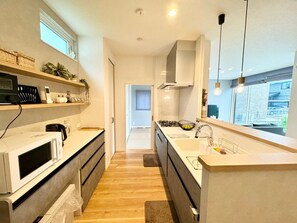 Fridge, microwave, stovetop, dishwasher