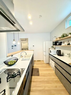 Fridge, microwave, stovetop, dishwasher