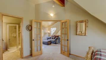 3 bedrooms, desk, travel crib, WiFi