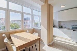 Fridge, oven, stovetop, coffee/tea maker - The Anna Apartment - Setúbal Central Station (Setúbal)