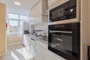 Fridge, oven, stovetop, coffee/tea maker - The Anna Apartment - Setúbal Central Station (Setúbal)