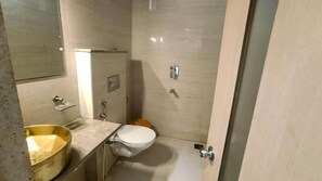 Produtos de toalete grátis, toalhas de banho, sabonete, shampoo