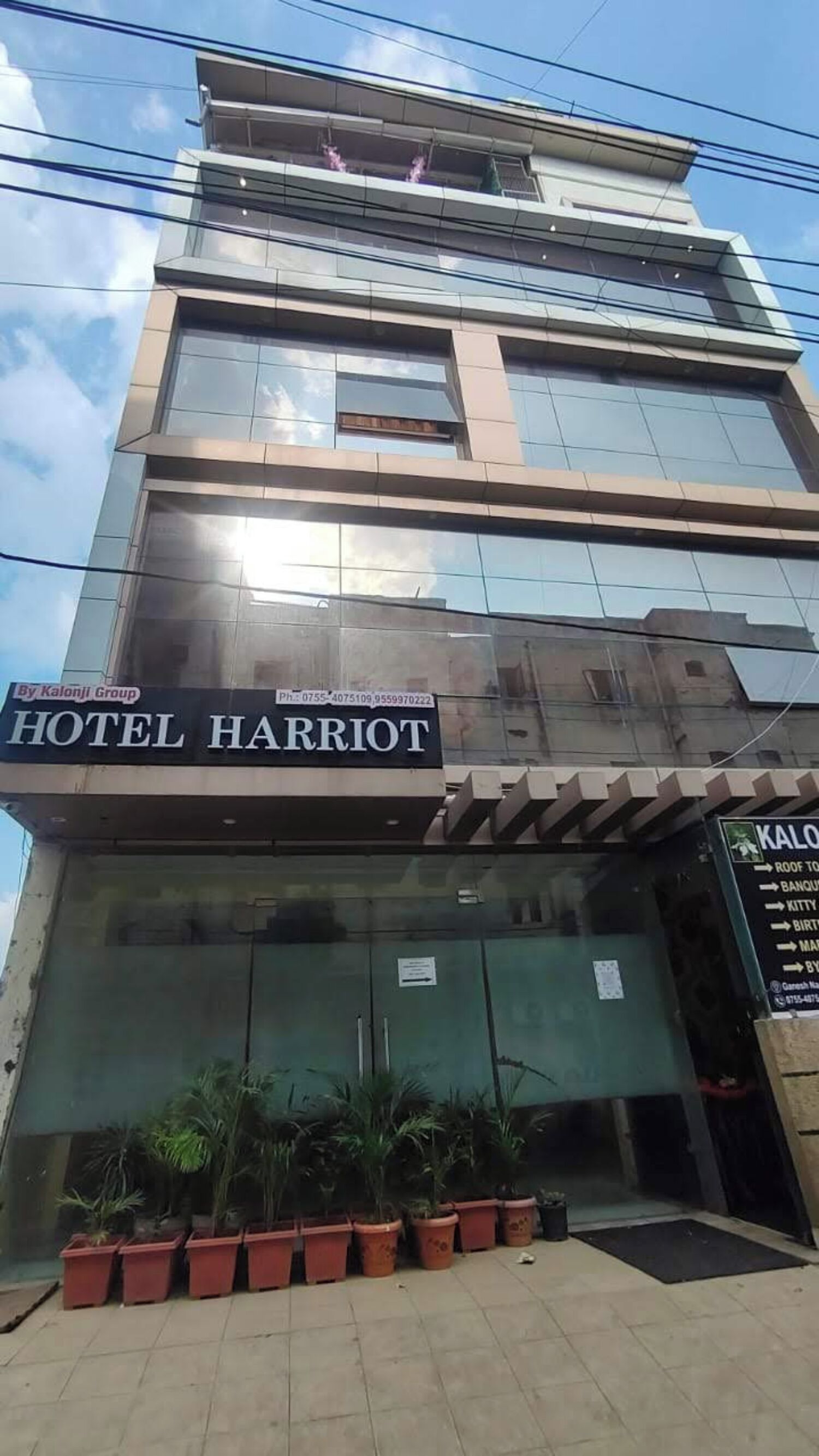 Vista frontal de la propiedad