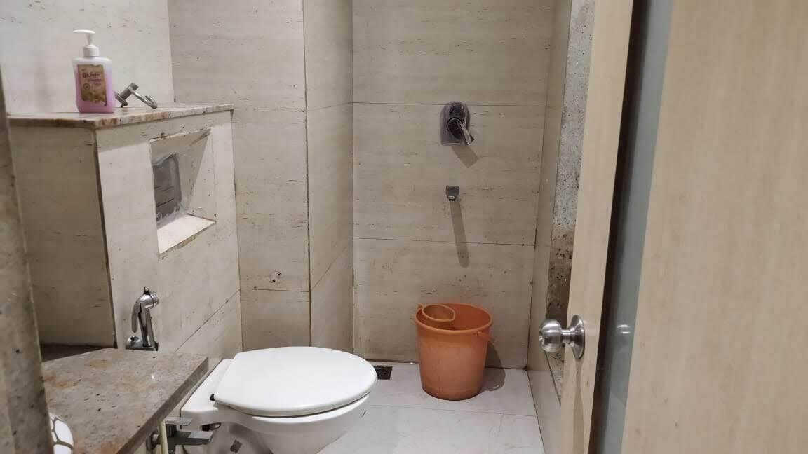 Ein kleines Badezimmer mit Toilette, Waschbecken und Dusche.