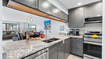 Een koelkast, een microgolfoven, een oven, een kookplaat